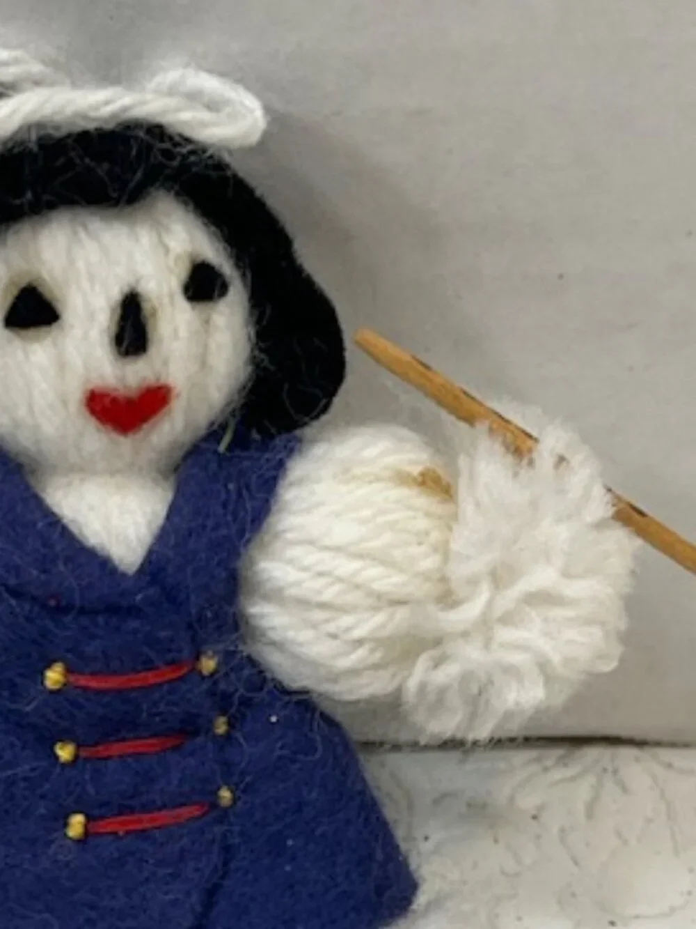 VTG Handmade White Looped Yarn Snowman Christmas Ornament Felt Clothing 4.25